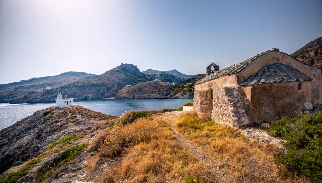 Verlassene Kirche mit Blick auf den Haupt Hafen von Kythira