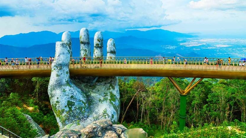 Goldene Brücke, die unglaubliche Brücke, die von Händen getragen wird