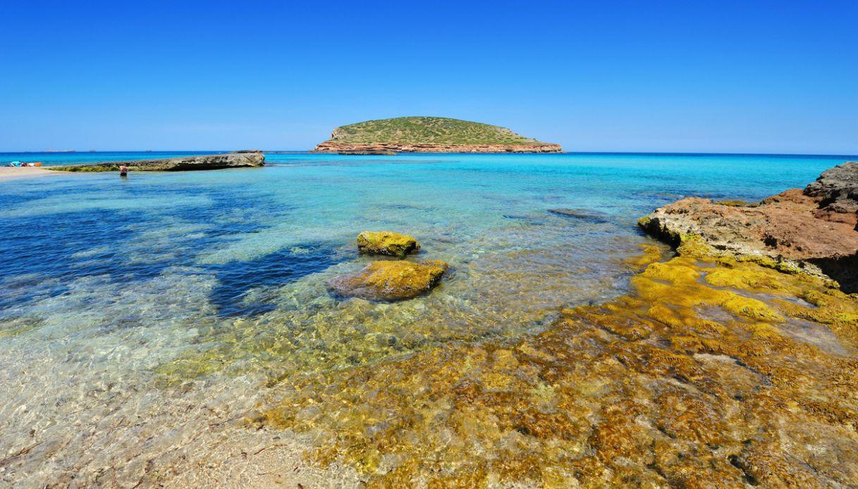 Cala Comte, wo das Meer von Ibiza in einen unvergesslichen Sonnenuntergang übergeht